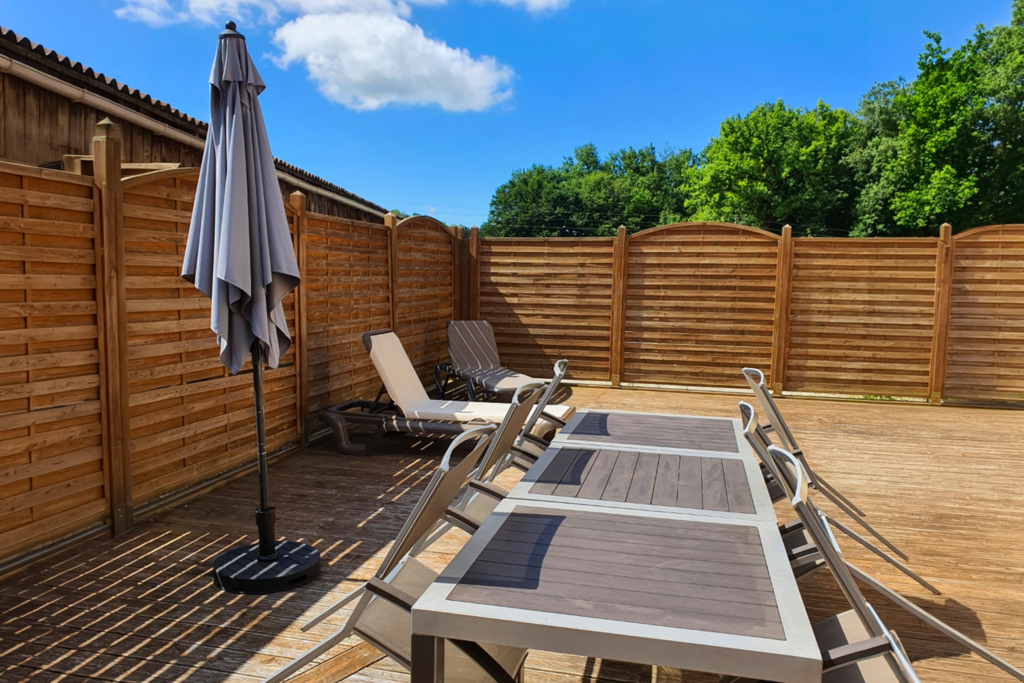 Profiter de notre terrasse pour un moment détente en extérieur aux oies du Périgord noir